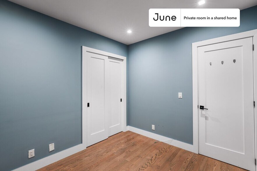 Building Photo - Private bedroom in 4 bed/2 bath Home
