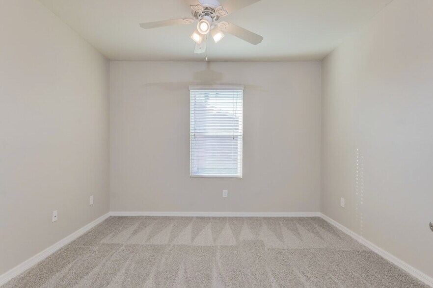 Building Photo - 4413 SW 15th Ave