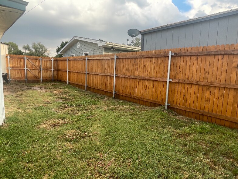 Building Photo - 3500 Lometa Dr