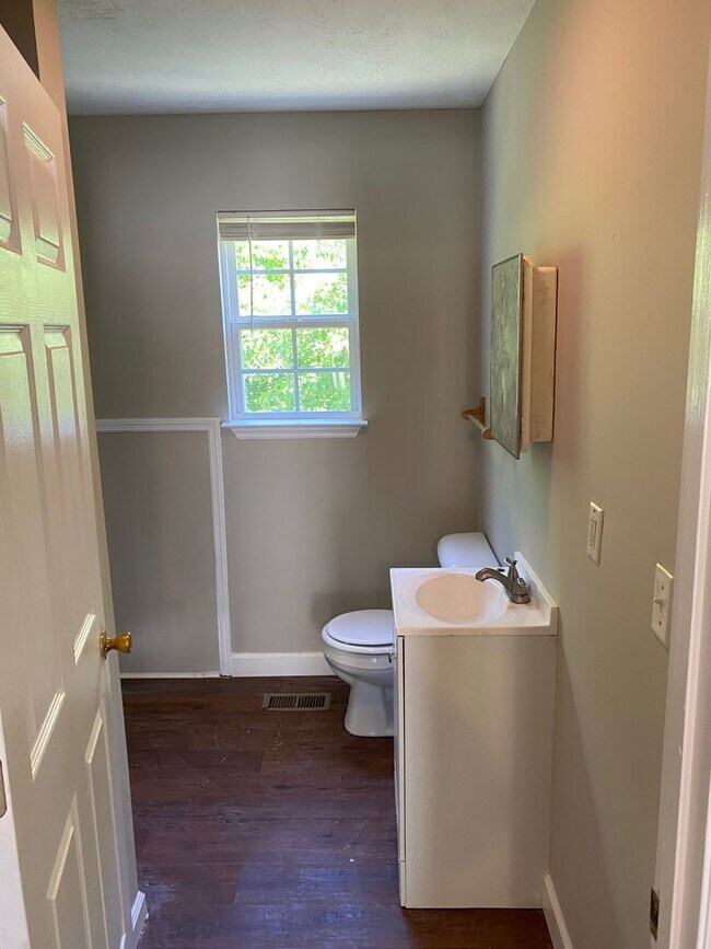 Building Photo - Coming soon! 3 bed 2 bath recently updated