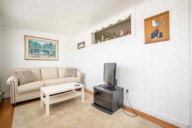 Building Photo - WINTER RENTAL - 1 Bed / 1 Bath - BEACH BLO...