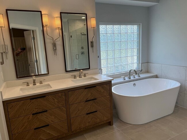 Building Photo - 4 Bed, 3.5 Bath Home w/  3 Car Garage in Williamson Co