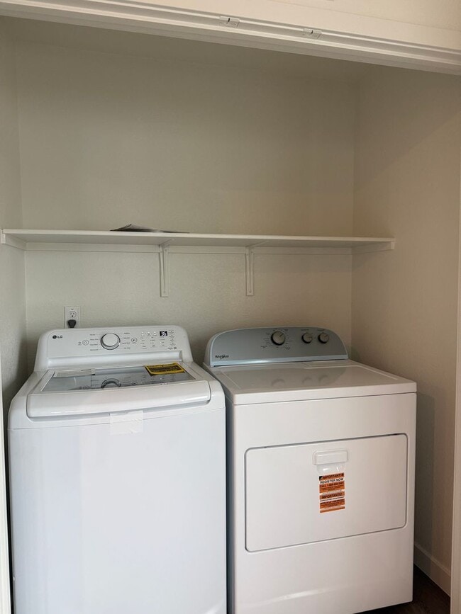 Building Photo - 3 Bed 2.5 Ba 2 Car Garage in Roseville!