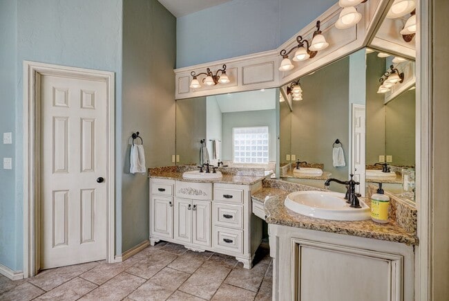 Building Photo - Luxury 5 Bedroom Home in Fairfax Estates, next to public golf course - Safe Room- Memorial High- ...