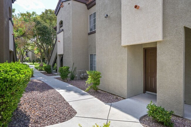 Building Photo - Guard Gated!!! Community Pool, Spa!!! Fitn...