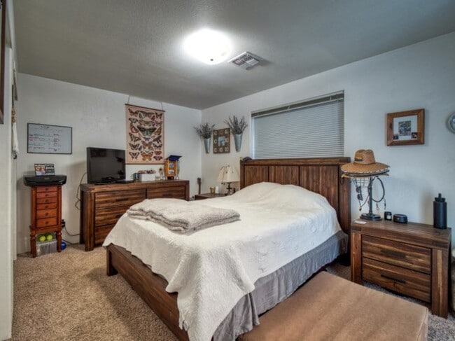 Building Photo - 1365 SW Sun Glo Dr