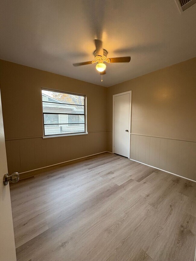 Building Photo - Amazing 4 bedroom/2 bath Home with Fireplace and Central Air & Heat!