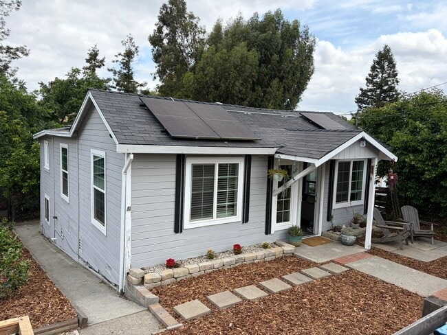 Building Photo - 2320 Saxon St