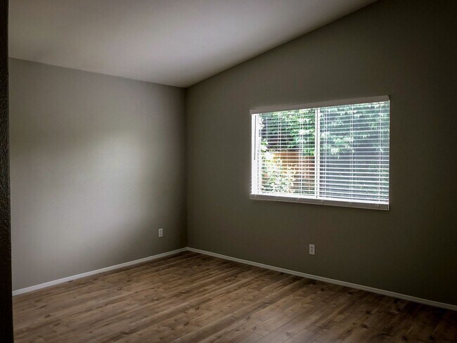 Building Photo - 3 Bedroom Home in the Desirable Paloma Del...