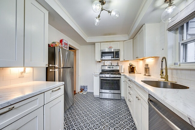 Building Photo - 5 Terrace Pl