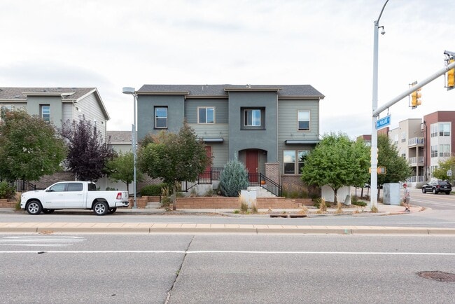 Building Photo - Beautiful 3 bed Uptown Broomfield Townhome...