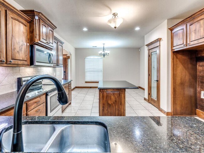 Building Photo - 2121 Mill Creek Way
