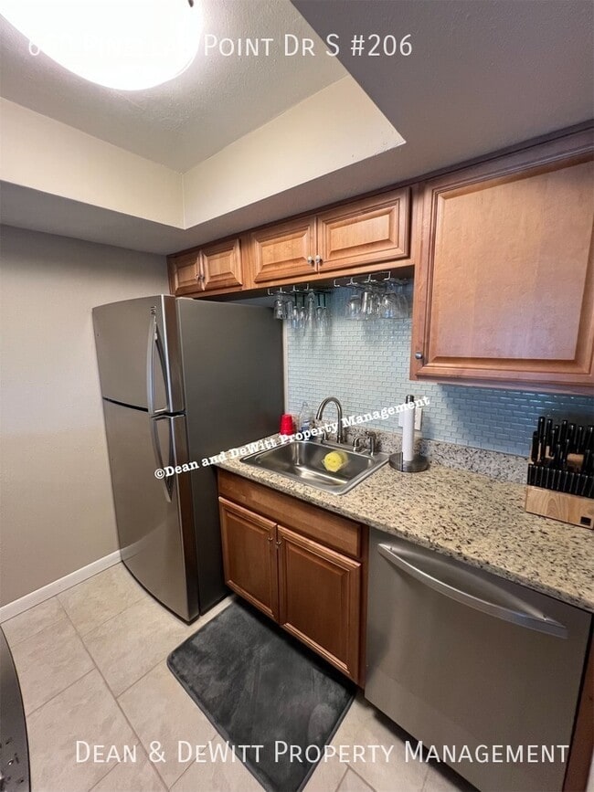 Building Photo - 650 Pinellas Point Dr S