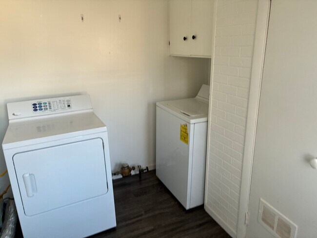 Building Photo - 2300 Midvale Ave