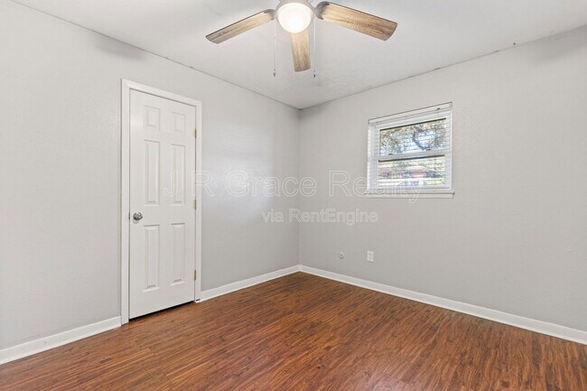 Building Photo - 8806 Fox Hollow Dr