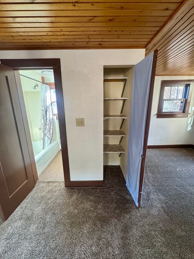 Building Photo - Cave Ave