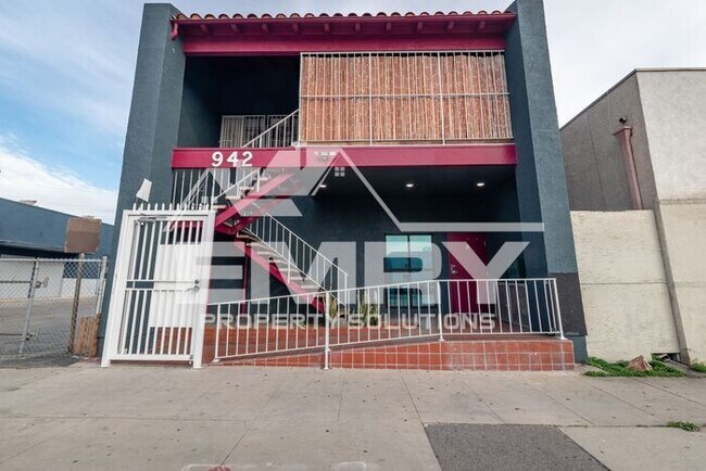 Building Photo - 942 S Gerhart Ave