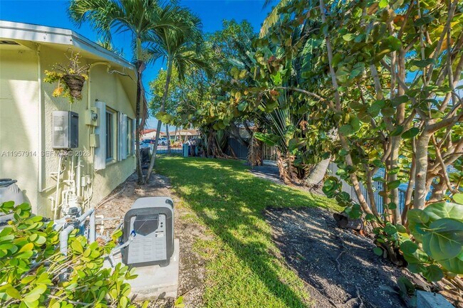 Building Photo - 1600 N 28th Ct