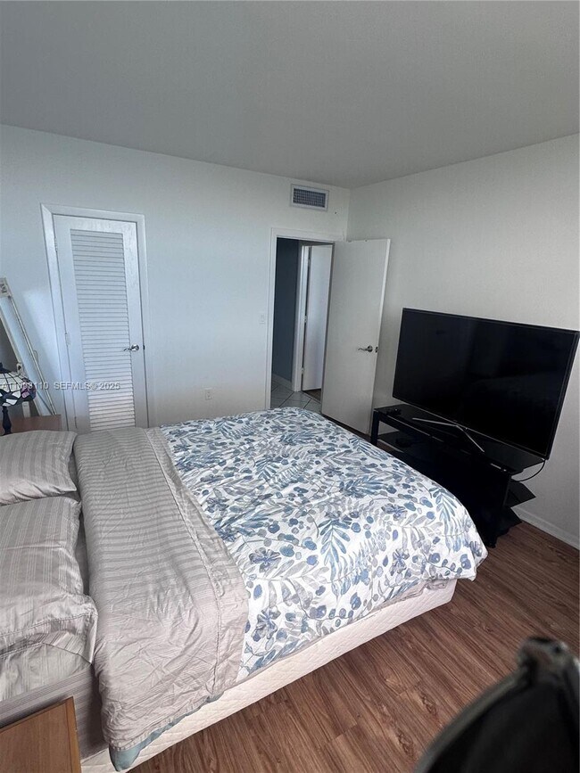 Building Photo - 300 Bayview Dr