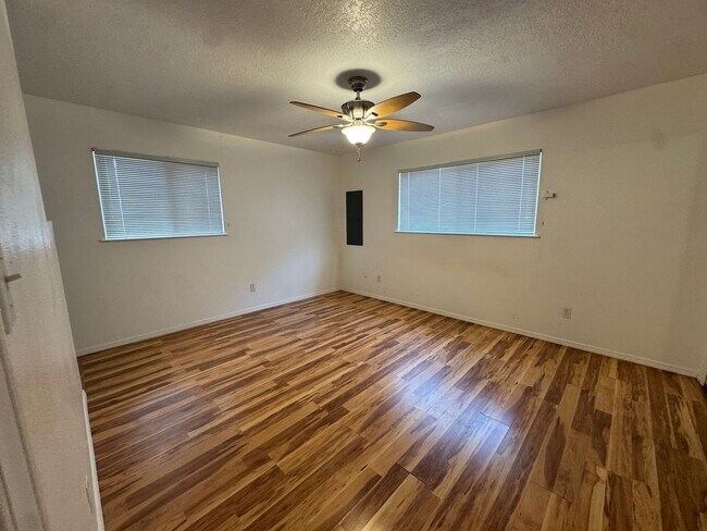 Building Photo - 3 Bed updated gem!
