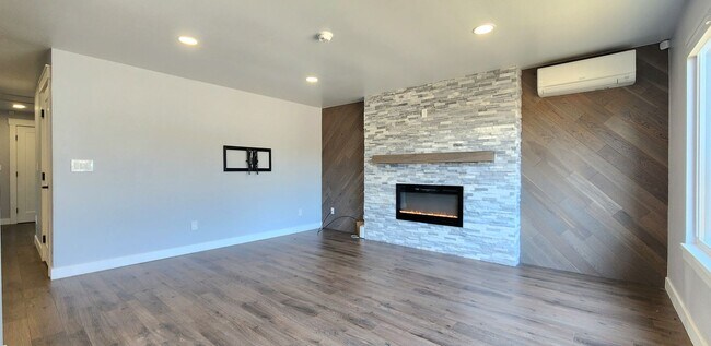 Building Photo - 3 Bedroom Home in North Marysville - $500 ...
