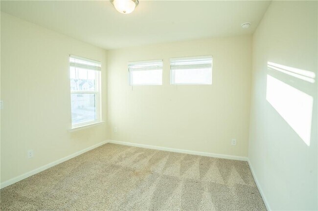 Building Photo - 1060 Sunny Lk Dr