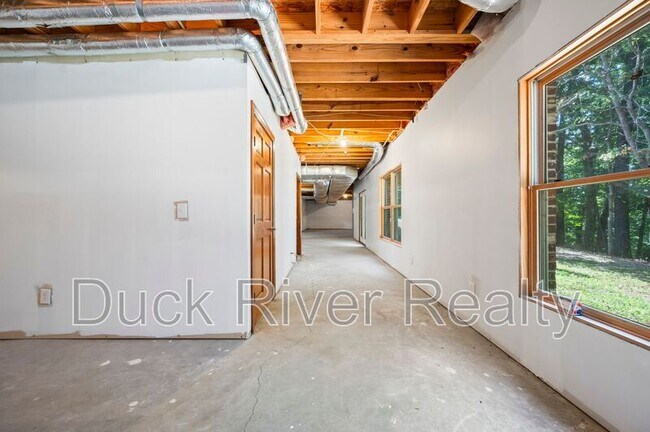 Building Photo - 1963 TN-166