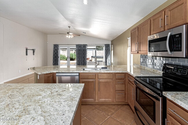 Building Photo - 4104 E La Salle St