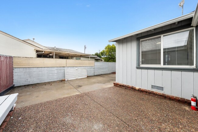 Building Photo - Charming three bed room home offering comf...