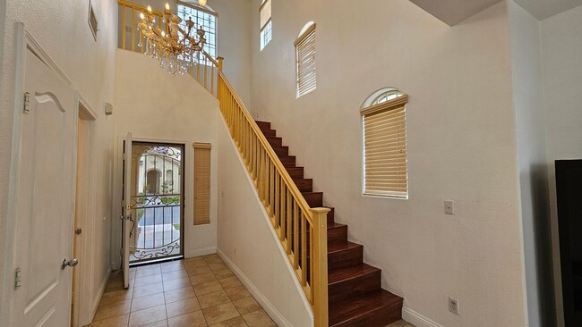 Building Photo - GORGEOUS HOME NEAR BLUE DIAMOND & DECATUR!!!!