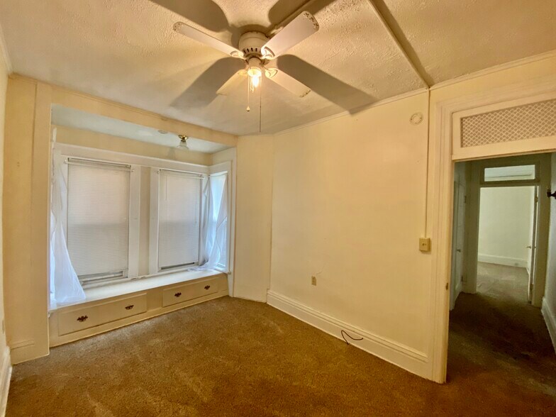 Building Photo - 1063 W 8th St