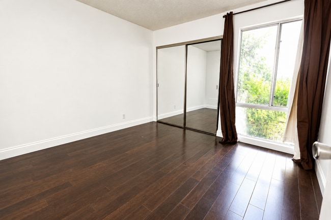 Building Photo - 2 Bedroom + 2 Bath Condo in Winnetka