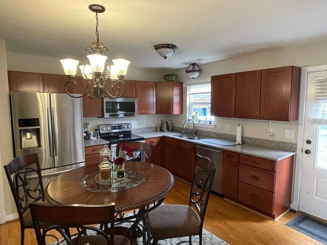 Building Photo - Stylish Townhome with 2 Suites, Hardwood Floors, Stainless Steel Appliances, and Granite Countert...