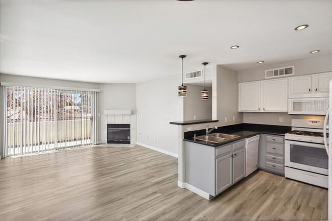 Building Photo - Centrally Located 3 Bed Condo In Gated Com...