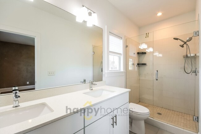 Building Photo - 4BR/3BA Modern Downtown Home with Fenced-In Yard