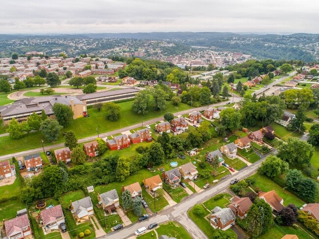 Building Photo - AVAILABLE AUGUST 1ST! DON'T MISS THIS BEAUTIFUL 3 BEDROOM IN WEST MIFFLIN!