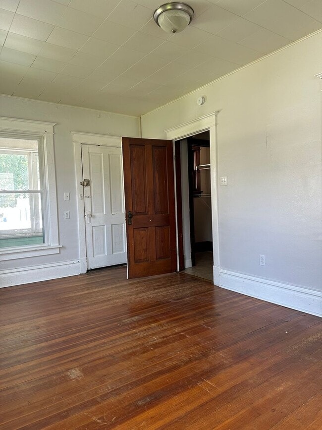 Building Photo - Spacious 1 Bed, 1 Bath in the Heart of Man...