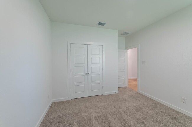 Building Photo - 1007 Breezy St