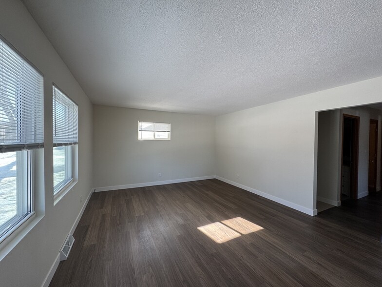 Building Photo - 712 10th St W