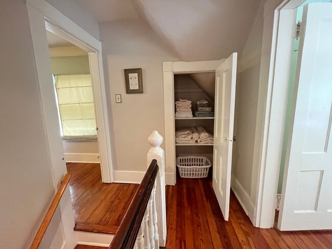 Building Photo - Beautiful East Rock Single Family House
