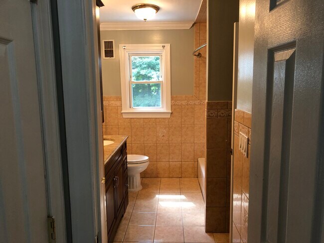 Master Bathroom - 1769 Dakota St