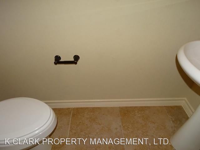 Building Photo - 3 br, 2.5 bath House - 6942 LAKEVIEW DR #102