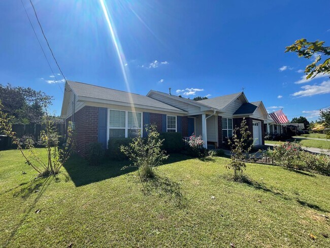 Building Photo - Nice Brick 3/2 House in Garden Lakes- $1,495