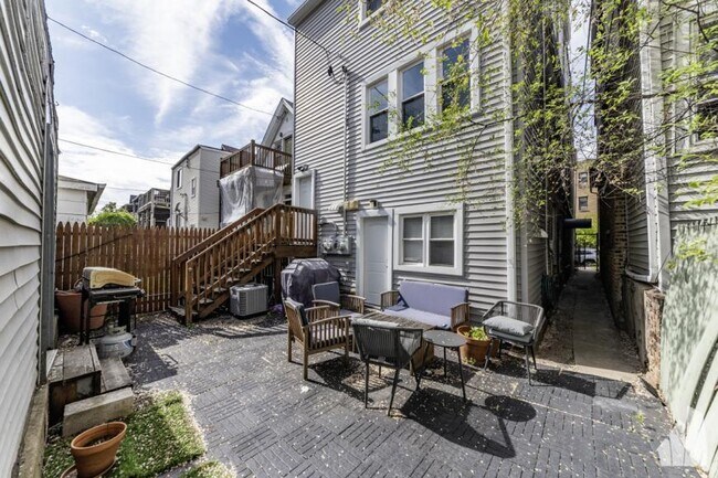 Building Photo - 2 bedroom in Chicago IL 60647
