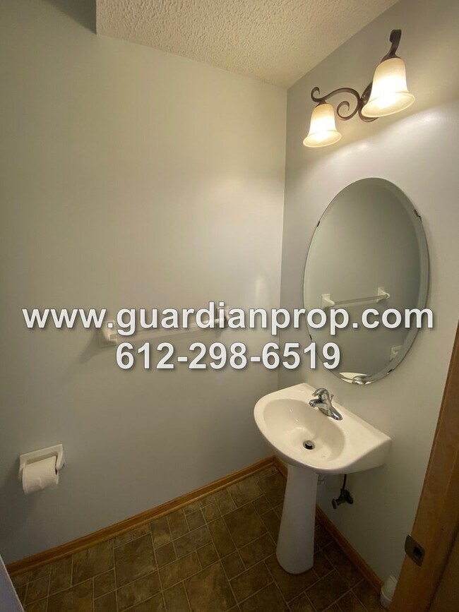 Building Photo - Huge End Unit Townhouse for November 1, Op...