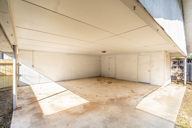 Building Photo - SW Loop 820 - 4304/4306 *Lease Up Only*