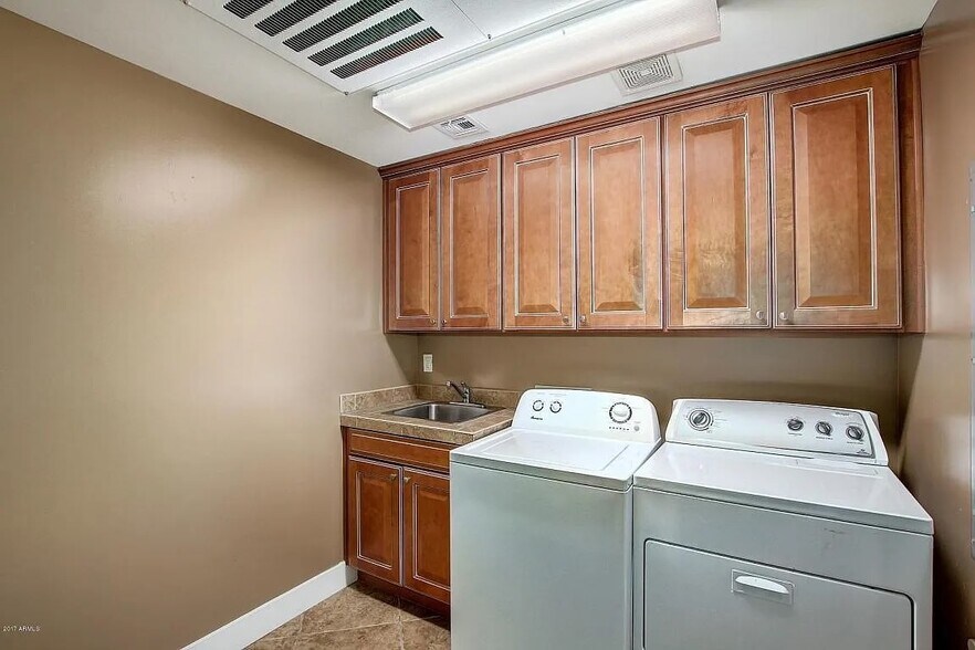 Building Photo - 2608 E Turney Ave