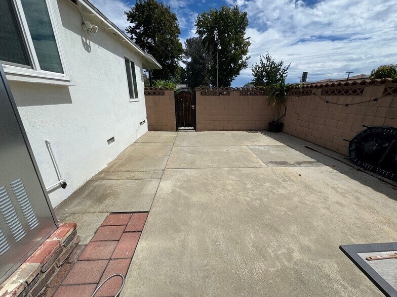 Building Photo - 2839 Loganrita Ave