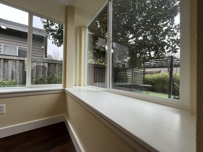 Building Photo - Stunning Lake Oswego Home with Outdoor Retreat, Vaulted Ceilings & Walk-In Closet