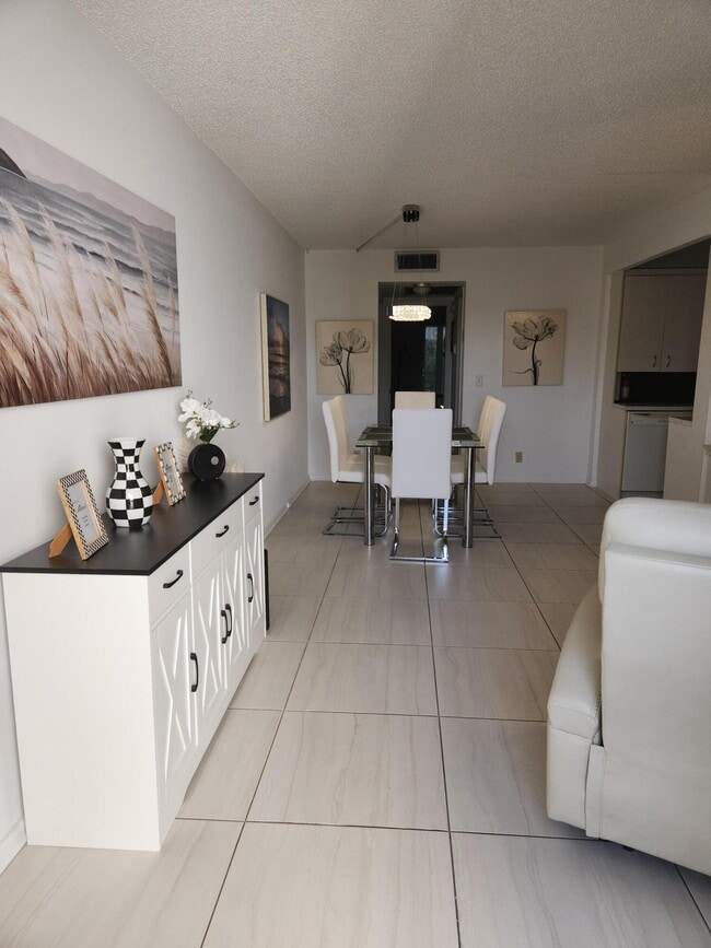 Building Photo - 3059 Ainslie Dr